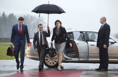 Jernej Pavlič, državni sekretar v kabinetu predsednice vlade, ob prihodu Alenke Bratušek na Brdo (v rokah ima poleg svoje zajetne črne še rjavo elegantno torbico)
