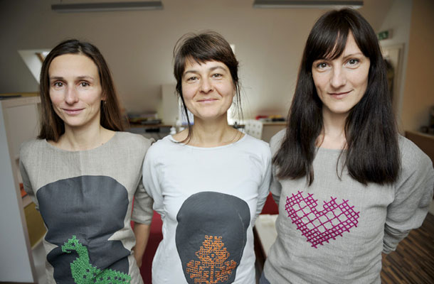 Katja Burger, Jasminka Ferček in Tjaša Bavcon v majicah z ročno vezenimi motivi. 