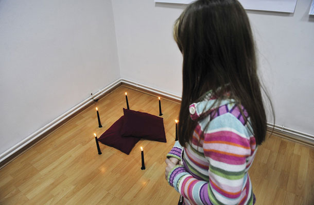 Novi val: Pazite na otroke, avtorji Tinkara Babič, Alja Piry in Jaka Vatovec, Galerija P74, Ljubljana