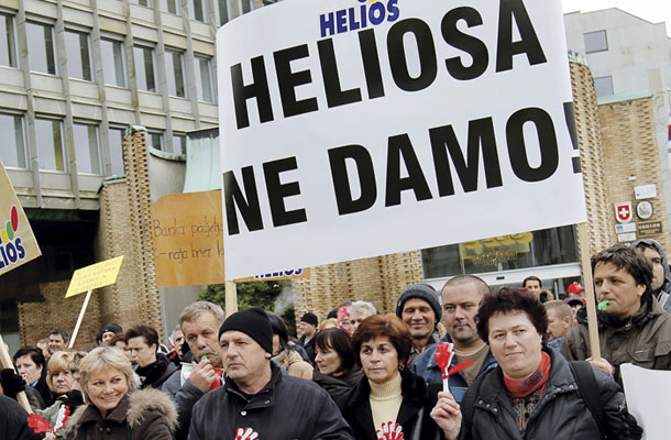 Še lani so delavci Heliosa protestirali proti prodaji podjetja tujcem, sedaj pa jih že odpuščajo.
