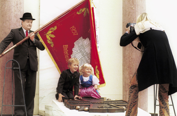 Brambovska ikonografija na proslavi ob obletnici plebiscita 10. oktobra 2001 v Celovcu