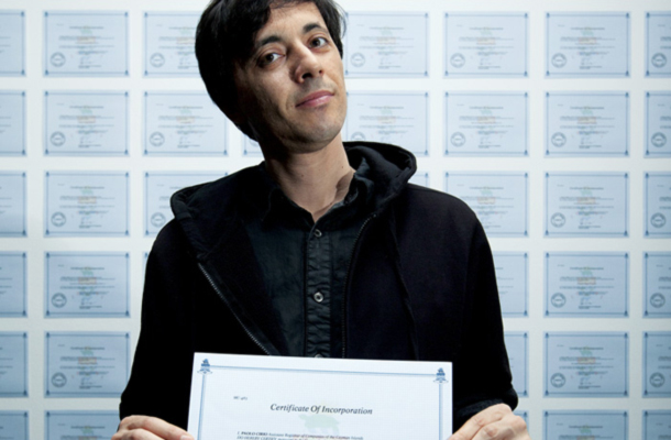 Paolo Cirio s certifikati na otvoritvi v ljubljanski Aksiomi.