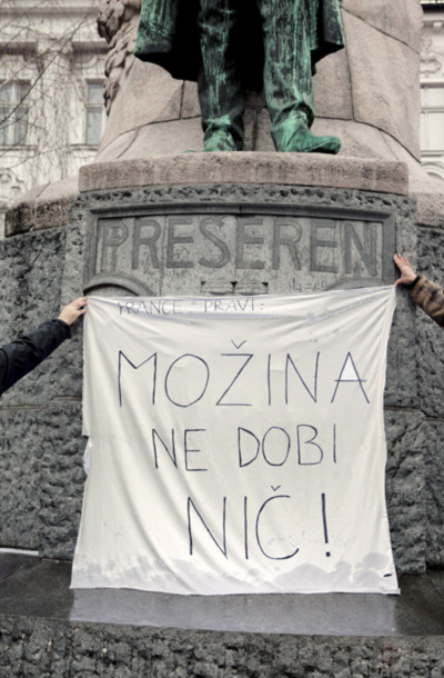 Foto tedna: Na Prešernovem trgu pred Prešernovim spomenikom o nagradi Prešernovega sklada Jožetu Možini, shod soočenja v organizaciji gibanja Kričač, Ljubljana