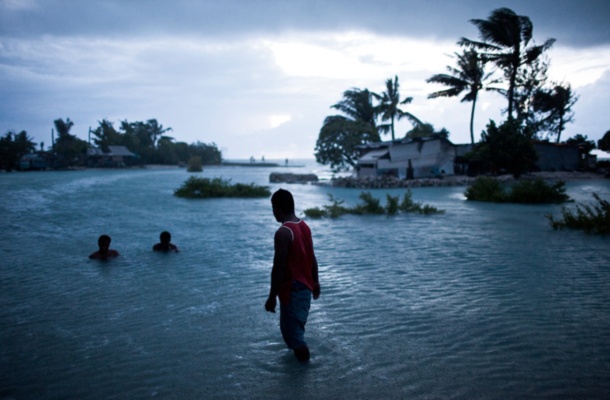 Zaradi podnebnih sprememb na otočju Kiribati narašča gladina morja, vsako deževje pa povzroča poplave in ima uničujoče posledice za prebivalce
