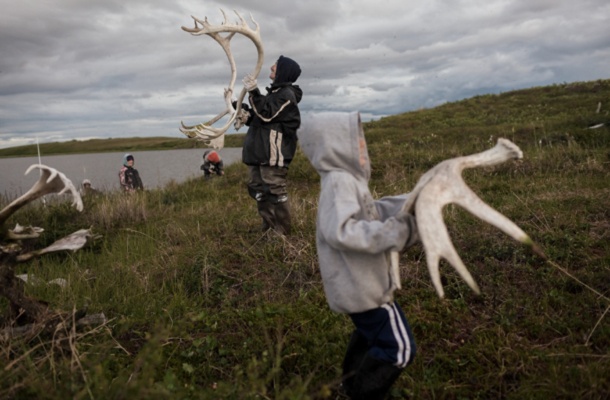 Domačin Timothy Nayokpuk med igro s sinom na Aljaski