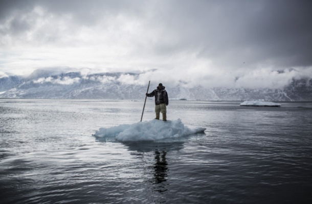 Jazbečevo obsežno fotoreportažo s severa Grenlandije sta pred kratkim objavila New York Times in Der Spiegel. Na fotografiji je eden najbolj spoštovanih pripadnikov inuitske skupnosti na Grenlandiji, 64-letni lovec Alberth Lukassen.