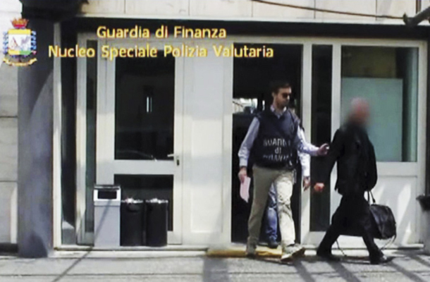 Aretacija Nunzia Scarana, duhovnika iz Vatikana, ki je bil papežev finančnik, lani poleti. 