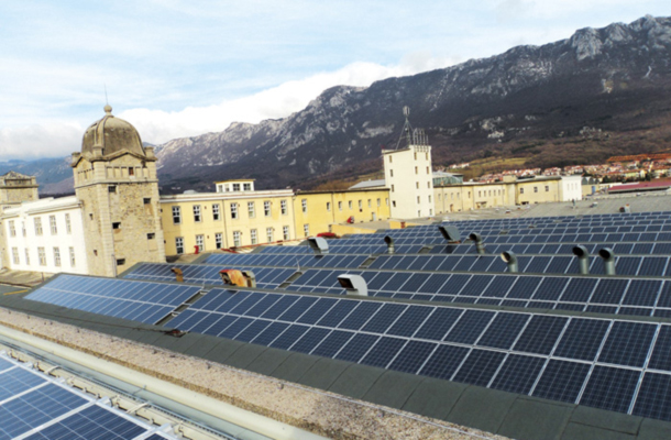 Medtem ko okoljevarstvene organizacije opozarjajo, da bo predlog Evropske komisije škodoval industriji obnovljivih virov, se je v Sloveniji zastoj že zgodil. Po podatkih Združenja slovenske fotovoltaične industrije se je gradnja novih sončnih elektrarn povsem ustavila. (na fotografiji iz leta 2010 je sončna elektrarna na strehi ajdovske tovarne Tekstina)