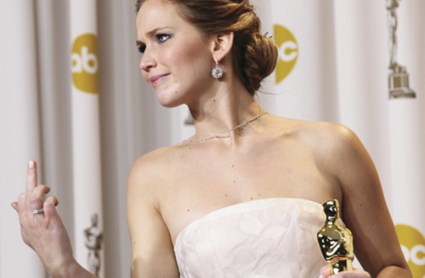 Ameriška igralka Jennifer Lawrence nas s svojim komuniciranjem z javnostjo opominja, tako kot je to storila na lanski podelitvi oskarjev, da je zanjo zvezdniška kultura trivialna. Zato se s svojim navidez nerodnim nastopanjem vede tako, kot bi se vsak navaden človek, če bi se po nesreči znašel med zvezdniško elito.