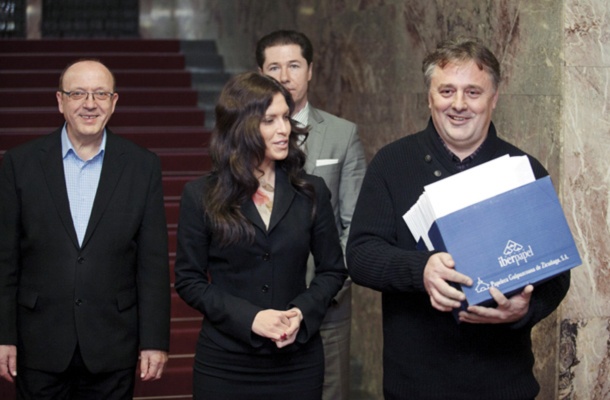 Predsednik Društva za raziskovanje polpretekle zgodovine Roman Leljak s prijatelji iz SDS ter zbranimi podpisi za začetek postopka za razpis referenduma