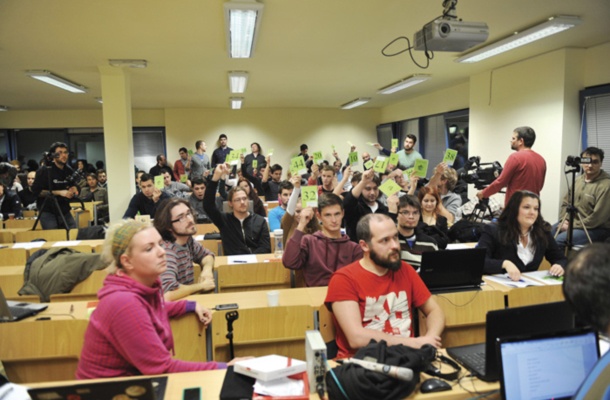Študentski poslanci med glasovanjem o usodi Radia Študent