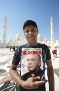 Shomrad Bishas iz Bangladeša pred mošejo šejka Zajeda v Abu Dabiju, ZAR / Foto Tjaša Mazi