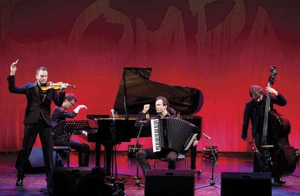 Poželi so navdušenje in stoječe ovacije.