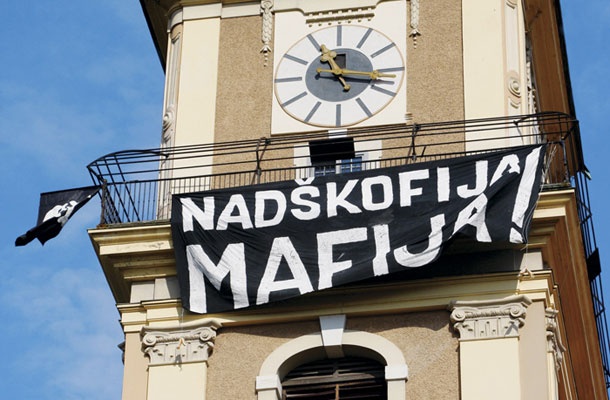Poskus z gledališko predstavo ni prvi umetniški odziv na zlom nadškofije. Leta 2012 je ruski umetnik Aleksej Plucer-Sarno iz skupine »Vojna« na zvonik mariborske stolnice obesil transparent.