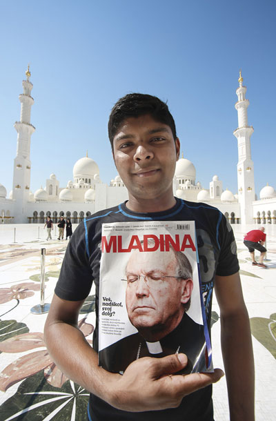 Shomrad Bishas iz Bangladeša pred mošejo šejka Zajeda v Abu Dabiju, ZAR / Foto Tjaša Mazi