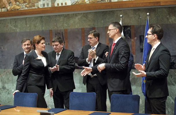 Alenka Bratušek in njeni koalicijski kolegi med ceremonijo ob podpisu druge koalicijske pogodbe. 