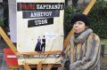 V stranki SDS zbirajo podpise za referendum o noveli arhivskega zakona. Želijo si, da bi referendum organizirali na dan evropskih volitev, 25. maja letos. (Fotografija je bila posneta pred bivšo bežigrajsko občino v Ljubljani, gospa je zbirala podpise in nam prijazno dovolila fotografiranje.) 