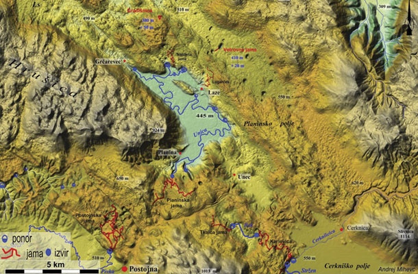 Digitalni model reliefa Notranjske z vrisanimi podzemnimi smermi odtoka vode (modre puščice) ter geološkimi ovirami (rožnate debele črte), ki usmerjajo vodo proti Ljubljanskemu barju. Planinsko polje leži v glavnem koridorju podzemnih voda.