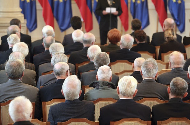 Po podatkih iz letopisa Slovenske akademije znanosti in umetnosti je več kot polovica članov akademije starejših od 75 let, med 98 rednimi in izrednimi člani je samo pet žensk