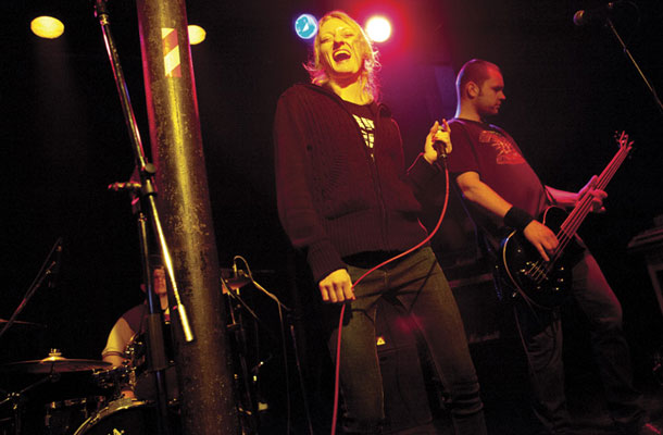 V kranjsko-ljubljanski punk zasedbi Drek u pest dominira vokalistka.