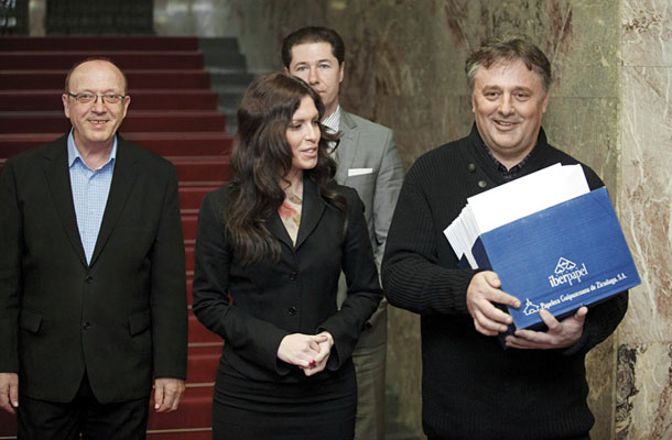 Vinko Gorenak, Eva Irgl in Roman Leljak pred vložitvijo referendumske pobude. Leljak naj bi po izjavah prič sodeloval tudi z avstrijsko protislovensko organizacijo Heimatdienst. 