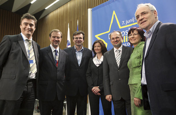 Zmagovita sedmerica slovenskih evropskih poslancev na volilni dan leta 2009 (na fotografiji je odveč Zoran Thaler, ki ga je zaradi korupcijskih očitkov zamenjala Mojca Kleva Kekuš, manjka tudi Zofija Mazej Kukovič, ki je postala evropska poslanka leta 2011).