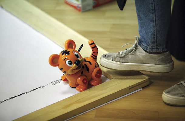 Anja Jelovšek: Happy tiger, skupinska razstava Umetnost bombardiranja – nova performativna risba, Galerija P74, Ljubljana