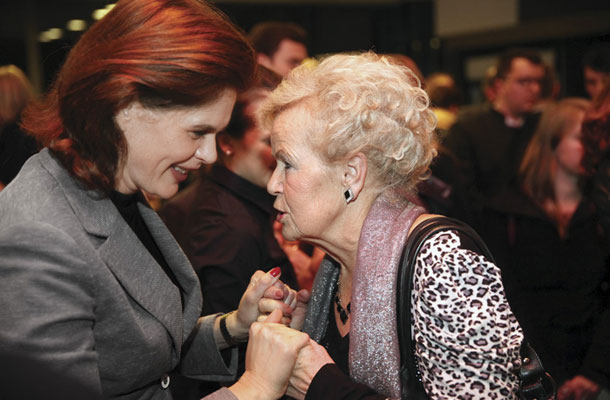 Foto tedna: Predsednica vlade Alenka Bratušek in Angelca Likovič, osnovnošolska učiteljica Janeza Janše. Razglasitev One 365 za leto 2013