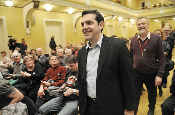 Aleksis Cipras, voditelj grške leve stranke Siriza in kandidat evropskih levih strank za predsednika evropske komisije ob prihodu v Unionsko dvorano.