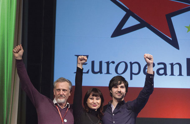 Matjaž Hanžek (TRS), Violeta Tomič (DSD) in Luka Mesec (IDS) v klasični revolucionarni pozi na ustanovitvi Združene levice v hotelu Union v Ljubljani.