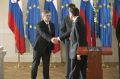 Borut Pahor si je za stisk roke z novim predsednikom protikorupcijske komisije Borisom Štefanecom vzel le delček sekunde.