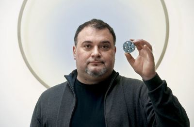 Arhitekt Denis Bolić, ki je Serpenta izdelal, se nadeja, da bo z njim konkuriral najbolj znanim izdelovalcem 3D-tiskalnikov. Sicer pa je osupljivo, kaj vse lahko natisnemo: čeprav so zobniki v kolesju natisnjeni tako na tesno, da ne padejo iz okvira, so vseeno vrtljivi.