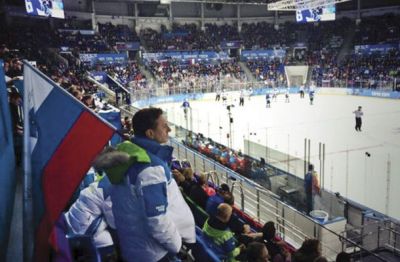Predsednik med bodrenjem naših hokejistov v Sočiju