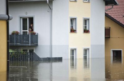 »Leta 2009 je voda segala deset centimetrov visoko, stanovanje sem prenovila, ga sušila, leto dni kasneje pa je bila voda visoko meter sedemdeset, prišla je v pol ure, nič nisem mogla  …  Ni problem samo voda iz potoka; ker smo prenizko, udari ven podtalnica, stene so popokane, vse je vlažno.«