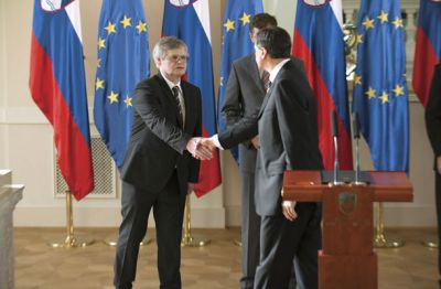 Borut Pahor si je za stisk roke z novim predsednikom protikorupcijske komisije Borisom Štefanecom vzel le delček sekunde.