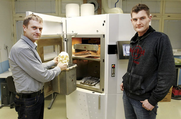 Strojnika dr. Igor Drstvenšek (levo) in dr. Tomaž Brajlih kirurgom UKC Maribor pomagata pri rekonstrukciji kostnega tkiva po poškodbah glave. Na sliki ob zmogljivem 3D-tiskalniku, ki omogoča izdelavo popolnoma prilagojenih kostnih vsadkov.