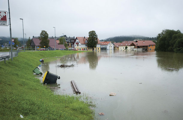 Poplave v Logatcu leta 2010. Naselje nekaj hiš naj bi bilo kljub »ustrezni dokumentaciji« zgrajeno tako, da je stanovalce ob vsakem večjem deževju strah poplav. Ko so stanovalci kupovali hiše, jim je investitor zagotavljal, da ne gre za poplavno ogroženo območje.