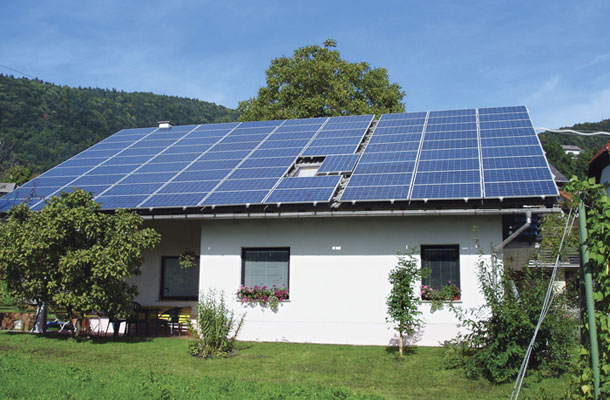 Sončna elektrarna na družinski hiši 