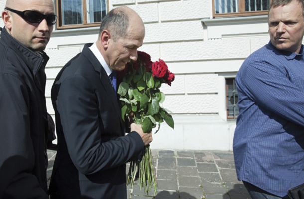 Foto tedna: Janez Janša odhaja z obravnave v zadevi Patria pred višjim sodiščem.