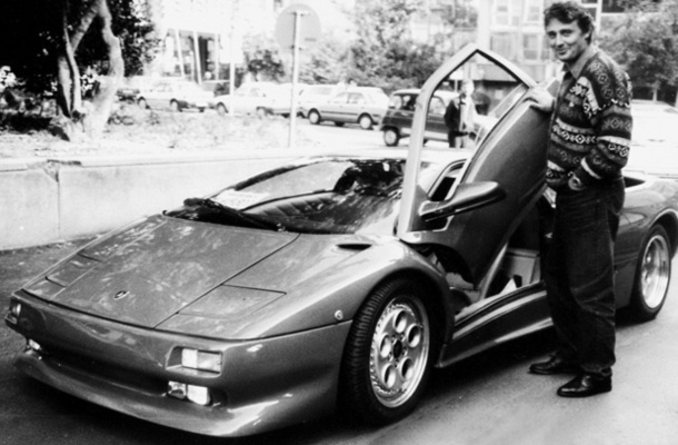 Roman Leljak in njegov lamborghini diablo septembra 1993. Novembra istega leta je avtomobil v nesreči popolnoma zgorel. Leljak je takoj kupil nov avto iste znamke.