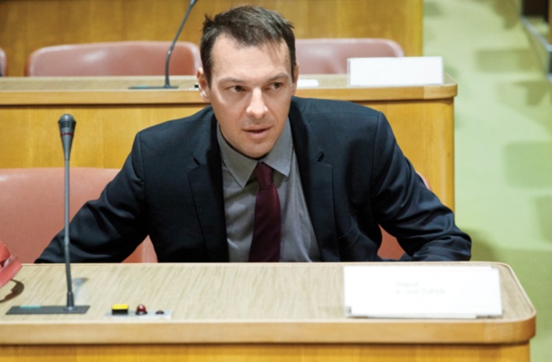 Minister Čufer se odpravlja po nov denar 
