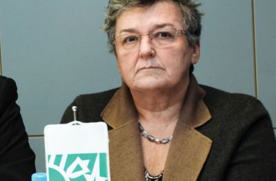 Mateja Kožuh Novak, predsednica Zveze društev upokojencev, se je uprla Vzajemni. Vzajemna ji je nato ponudila 50 tisoč evrov vredno pogodbo, v kateri pa je bilo tudi določilo o prepovedi javnih izjav v zvezi z dopolnilnim zdravstvenim zavarovanjem oziroma izjav, ki bi škodovali interesom Vzajemne. Kožuhova je podpis zavrnila. 