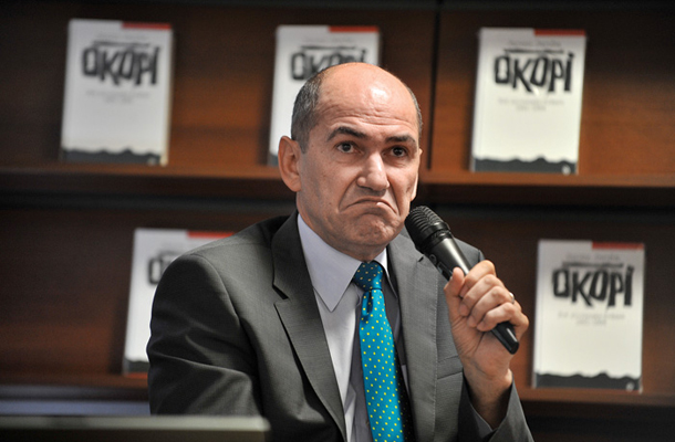 Janez Janša na tiskovni konferenci, kjer je predstavil novo izdajo uspešnice Okopi, v kateri je objavljeno pričanje obveščevalca Jugoslovanske ljudske armade.