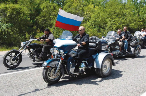 Vladimir Putin je leta 2010 še kot predsednik vlade Krim osvajal z zahodnim motorjem, danes ga kot predsednik imperija osvaja z vzhodnim vojaškim strojem./Foto: Reuters
