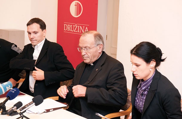 Pater dr. Tadej Strehovec, tudi magister etike, je ustanovitelj zavoda Kul.si. Ta upravlja spletno stran 24kul.si, na kateri so med homofobnimi vsebinami še napadi na tiste, ki se zavzemajo za človekove pravice žensk in LGBT-oseb. Na sliki poleg odstavljenega ljubljanskega nadškofa Antona Stresa.