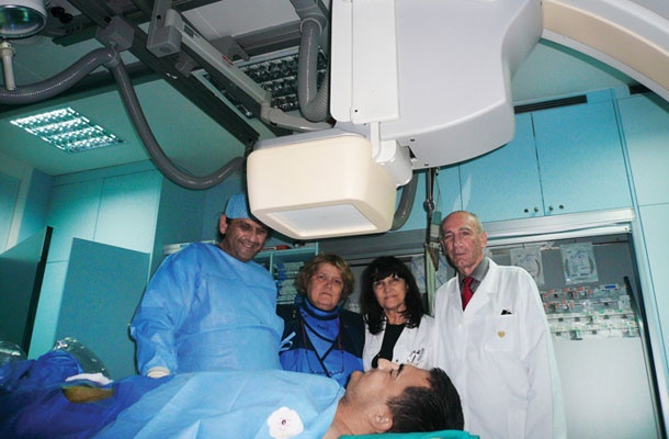 Poseg v centru Medicor. Ekipa zdravnikov od leve proti desni: mag. Zoran Miloševič, anesteziologinja dr. Nadežda Črnić - Tokić, dr. Metka Zorc in dr. Miro Denišlič. Medicor naj bi bil danes najuglednejši slovenski zasebni zdravstveni center. Ustanoviteljica dr. Metka Zorc je zato postala leta 2012 tudi predsednica Zdravstvenega sveta. A že pri pregledu njihovih zaposlenih smo našli dva zaposlena, ki sta tam delala brez dovoljenja, in enega, ki se je nepravilno predstavljal kot asistent in doktor.