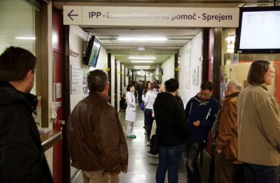Višji davki? Bogokletna misel za slovenske čajankarske skrajneže. Oni bi raje porezali javne izdatke, nato pa bi se zgražali nad nedopustno dolgo čakalno dobo na ljubljanski urgenci.