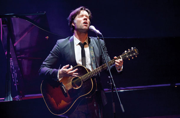 Rufus Wainwright je ob klavirju večkrat poprijel tudi za kitaro.