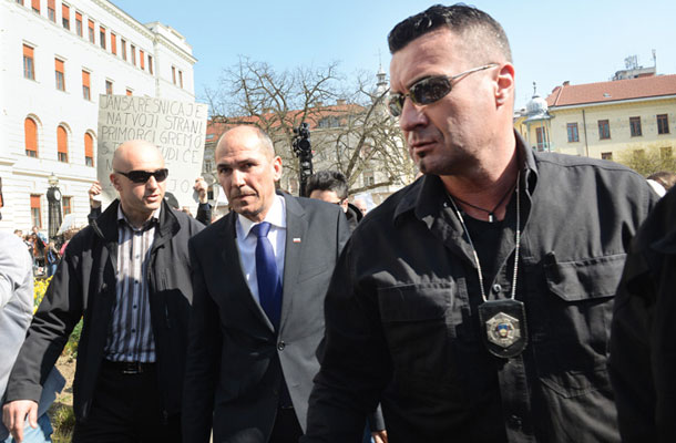 Janez Janša in njegovi (iz proračuna plačani) varnostniki pred ljubljanskim sodiščem