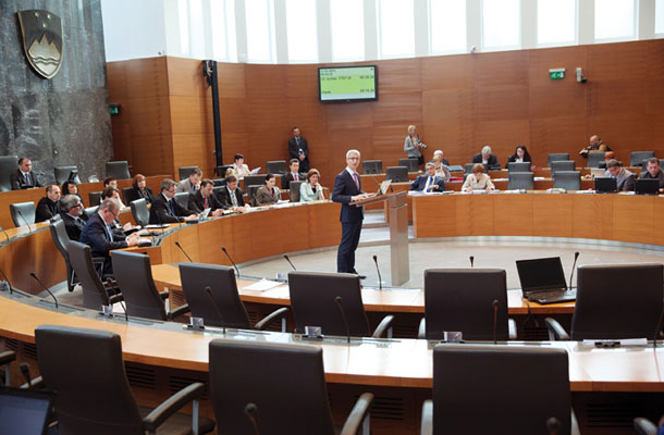 Foto tedna: Minister za izobraževanje znanost in šport dr. Jernej Pikalo odgovarja na očitke iz interpelacije. Njenih predlagateljev, poslancev SDS, ni v razpravni dvorani.
